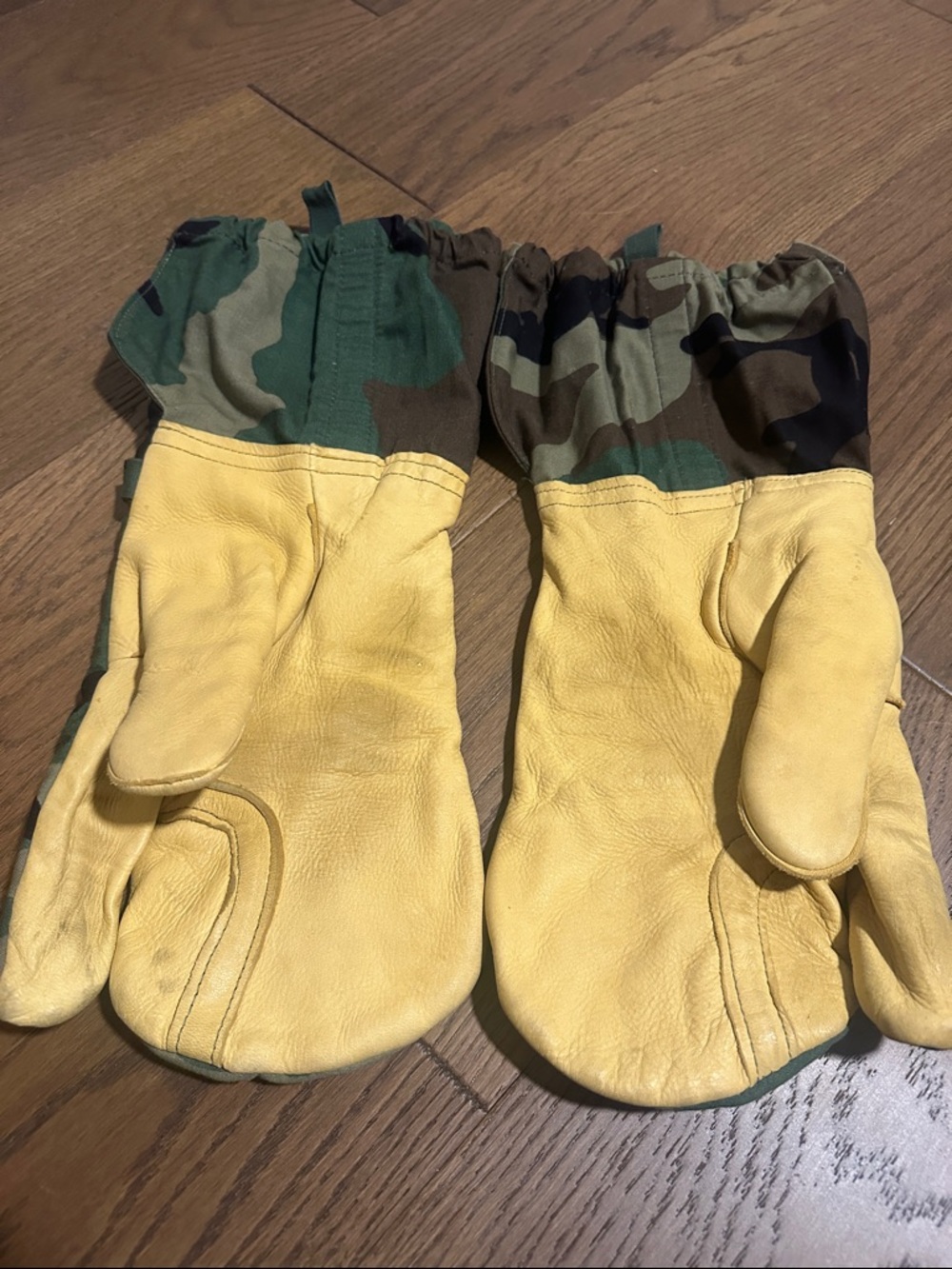 Camo Mittens - Picture 6 of 7